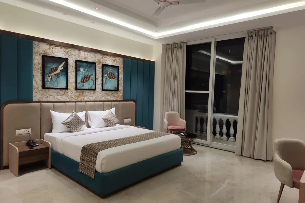 Double bed room with window at Hotel JJM Palace in Udaipur